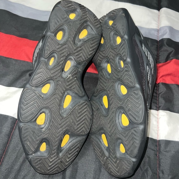 Yeezy 700 v3 - Picture 2 of 6